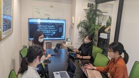 専用空調完備の会議室でミーティング風景。笑い声が溢れることも