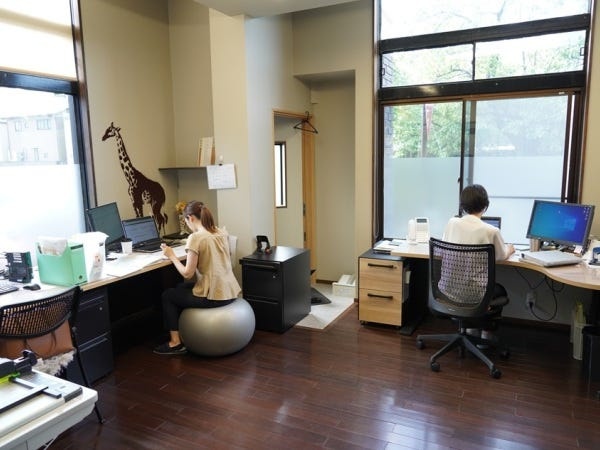 広々使える快適なオフィスです。机の幅も広く、モニターを置いても快適です。