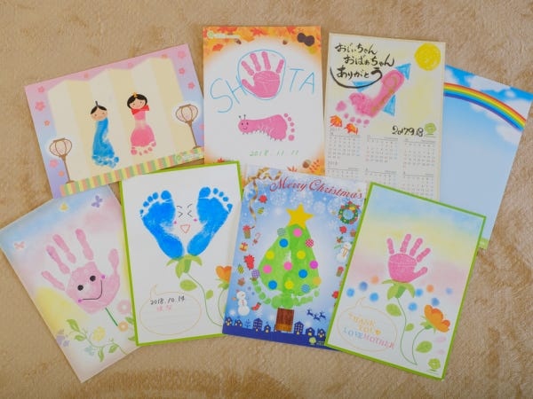 教材は台紙、折り紙、鈴、クレヨン、お菓子など様々ですが、軽いものが多いです。