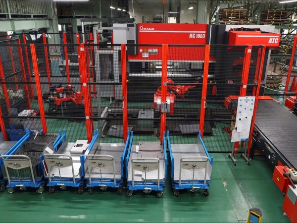 NCベンダーでは主にロボットがメインで金属加工しています。