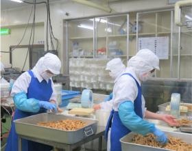 製品パック工程の様子です。１ライン４～５名で作業しています。