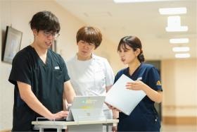 リハビリと介護士と看護師の打合せ風景