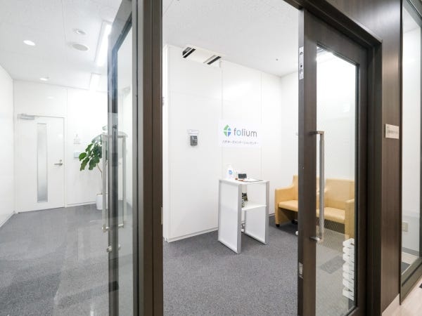 白を基調とした受付です。インターホンでお呼び出しください