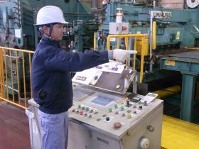 「安全第一！ ヘルメット着用、指差呼称」