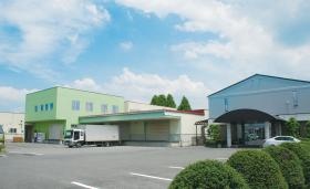 本社社屋（右）と倉庫