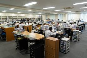 本社の技術室。５０名以上の時計修理技術者が作業しています。
