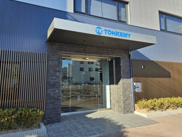 大阪の十三にオフィスを構えています。阪急十三駅から徒歩15分、大阪シティバス田川通から徒歩3分とアクセスも抜群です。