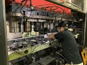 【プレス作業】若手の職人たちが高い技術を身に付けています。