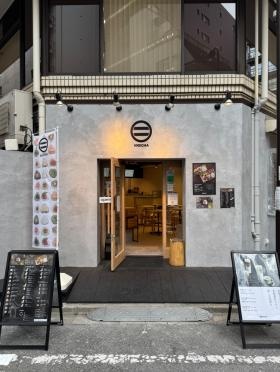 抹茶とおにぎりのカフェ。店舗入り口。