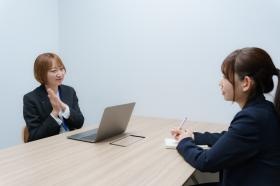 採用担当：佐々木（左）