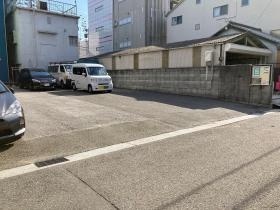 お車の方は向かいの駐車場をご利用ください。