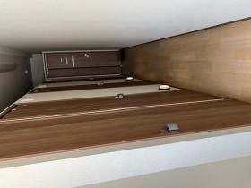 仮眠室です、内部は個室でプライバシーを確保しています。