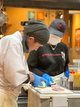 まずは調理補助からスタートしましょう！未経験でもＯＫですよ。