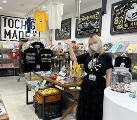 オリジナルのＴシャツや雑貨が並びます