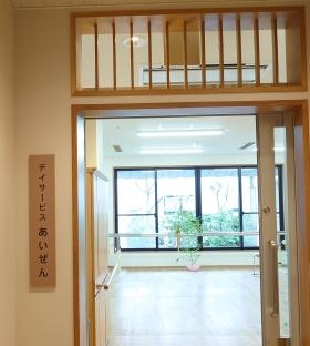 入口から中庭が見えます