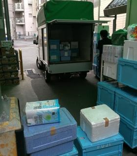 お客様お買い上げ商品積み込み作業