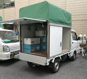 商品積み込み途中宅配車側面