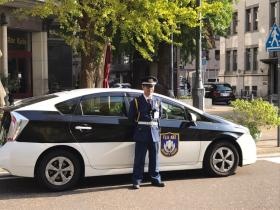 警備巡回車両と警備員
