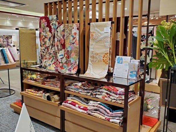 季節に合わせたものやオススメ商品等、一工夫を加えながらディスプレイ考案しています。