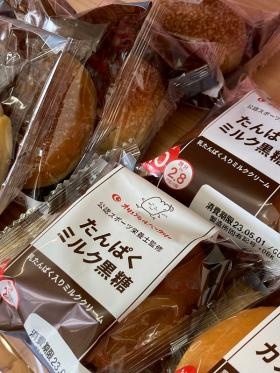 たくさんのパンが出荷されます。