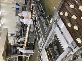 生地を焼き用天板にのせます。くっつかないように。