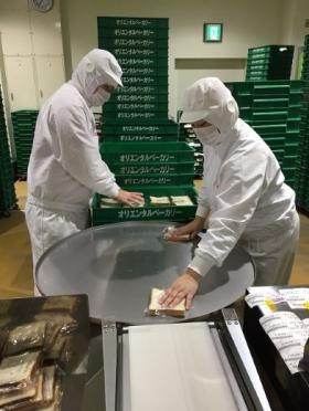 パン箱にパンを並べています。空気漏れもチェック！