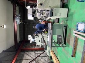 通常の作業風景。未経験からでも機械操作を学べる職場です。