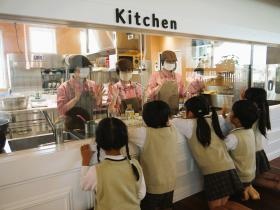 健康に配慮された安全な給食と水が提供されています。