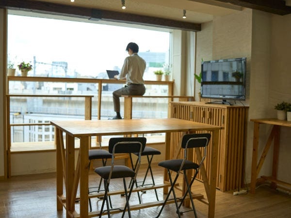 木の香りと柔らかな照明が、ストレスを軽減し、リフレッシュするのに最適な休憩室です。休憩だけでなくリモート会議等でも利用されています。