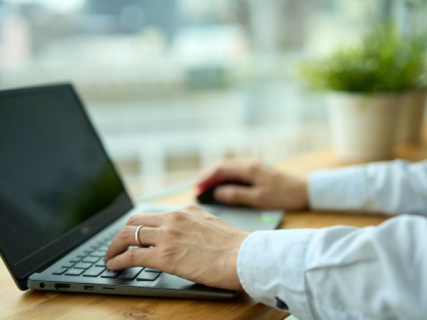 高性能モバイルPCで最良の業務パフォーマンスを後押しします。