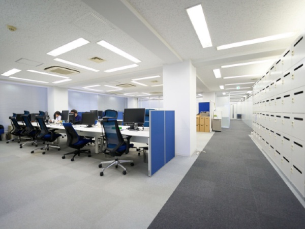 自由と快適さを備えたフリーアドレスオフィスです。縦横回転・給電できるタイプを含んだ24インチ液晶ディスプレイを全席に配置しています。