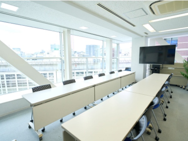 創造力を刺激する、自然光あふれる開放的な会議室です。