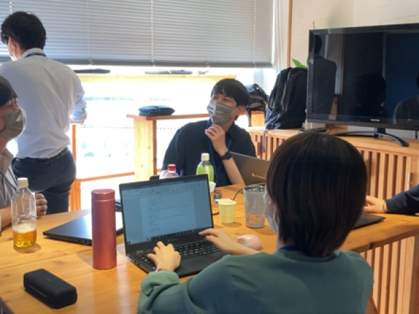 新人研修の様子です。リラックスした雰囲気で、グループワークが中心の教育研修となっていますので、同期とのつながりも深めることができます。