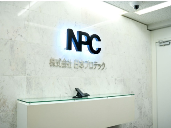 エレガンスとモダンが融合する大理石とLEDサインの受付です。