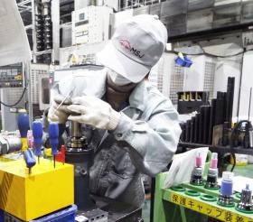 工場は冷暖房完備。平均年齢３７歳。若手社員が活躍中！