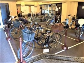 ビルの１階に屋内大型駐輪場が完成（ケアセンター）