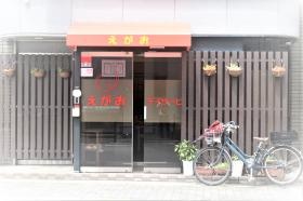 木のぬくもりのエントランスでお出迎え（デイサービス）