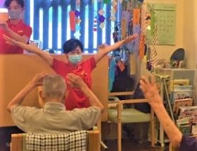 清潔なホールにはいつも笑顔があふれています（デーサービス）