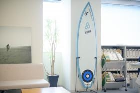 陽射しの差し込むソファーブースです。