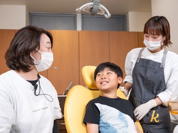 歯科医師が患者様に自身の口腔内状況を理解してもらうためにお話ししています。