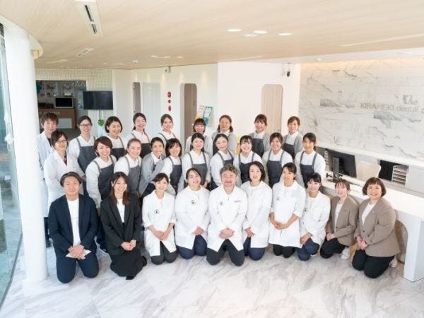 現在就業中のスタッフ写真です。和気あいあいとした雰囲気の医院です！医院内も清潔に保っています。