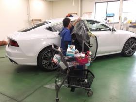 カーフィルムの施工風景です。本社の専用ブースにて。