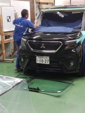 自動車のフロントガラスの交換風景です。本社専用ブースにて。