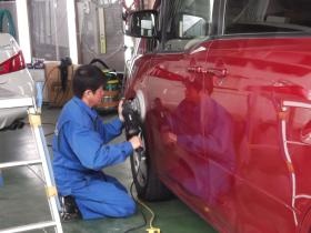 ボディーコーティングの施工風景です。本社のの施工ブースにて。