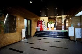 １階のロビーからエレベーターで３階に当社がございます