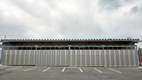 施工事例 倉庫前の傾きに合わせた特注ゲート