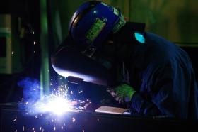 本社工場内での半自動熔接作業