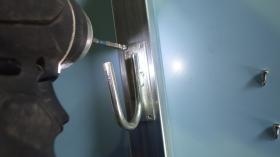 本社工場内での仮設資材等への部品取り付け作業