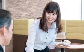 （受付スタッフ）来店対応の風景