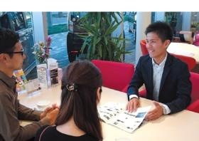 （営業スタッフ）お客様との商談風景